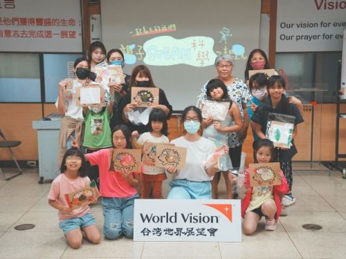 展望會高雄中心辦理親子STEAM活動，親子共學手作七彩葉脈書籤，探索自然科學